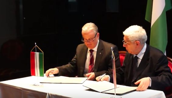 Dr. Dávid Ferenc a VOSZ főtitkára és Barát Tamás az AmHunCham NY elnöke aláírják az együttműködési megállapodást.
